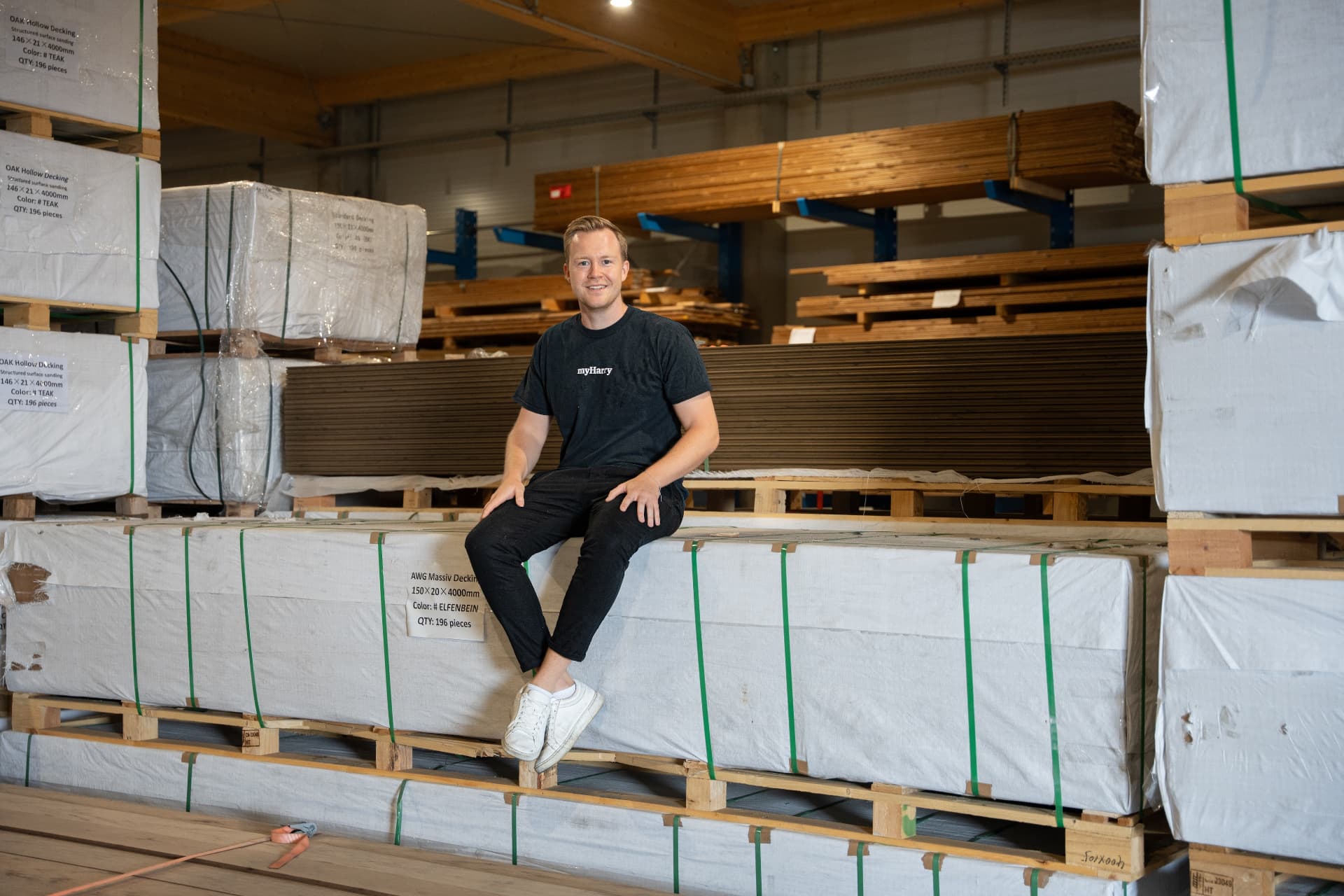 Dominik Englputzeder in der Lagerhalle